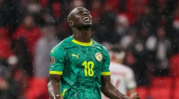 ساديو ماني ينظف المسجد النبوي بعد إنجاز تاريخي مع السنغال